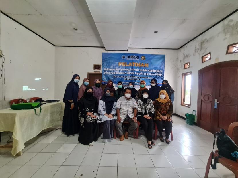 Pelatihan Autonomous Learning berbasis Mobile Applications pada Pembelajaran Bahasa Inggris bagi Guru PAUD yang digelar Unisba di Aula Desa Lamajang, Kecamatan Pangalengan, Kabupaten Bandung.