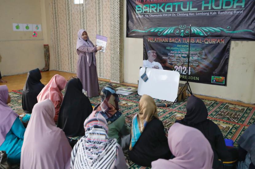 Pelatihan baca tulis Al-Quran bersama puluhan ibu-ibu majelis taklim dan di Kampung Cikareumbi, Desa Cikidang, Kecamatan Lembang, Kabupaten Bandung Barat, Jawa Barat (Jabar). 