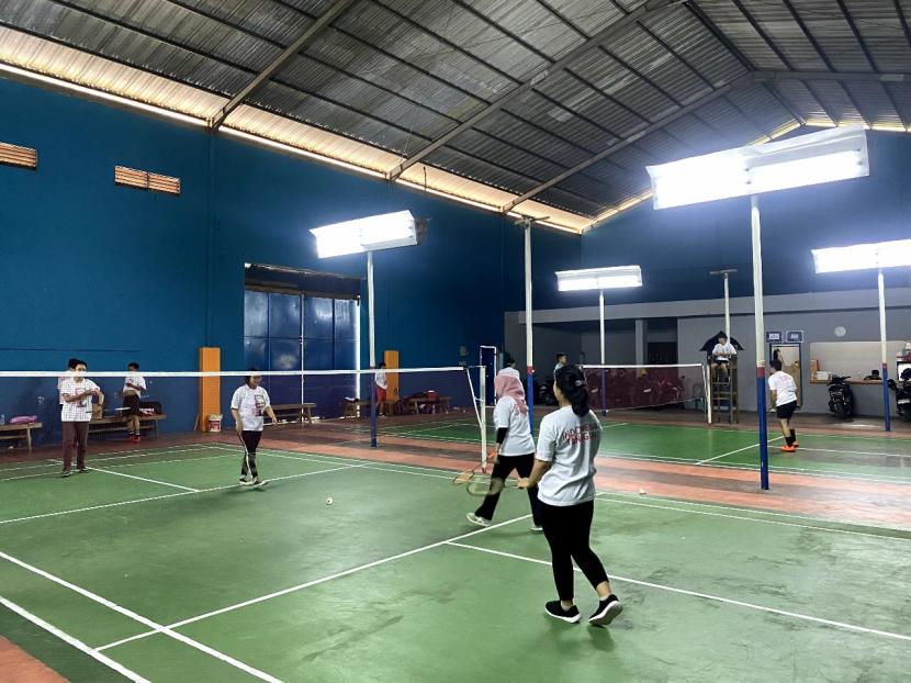 Pelatihan badminton pemuda-pemudi di WIRA Badminton Hall, Jalan Purnama Sari, Umban Sari, Kecamatan Rumbai, Kota Pekanbaru, Provinsi Riau.