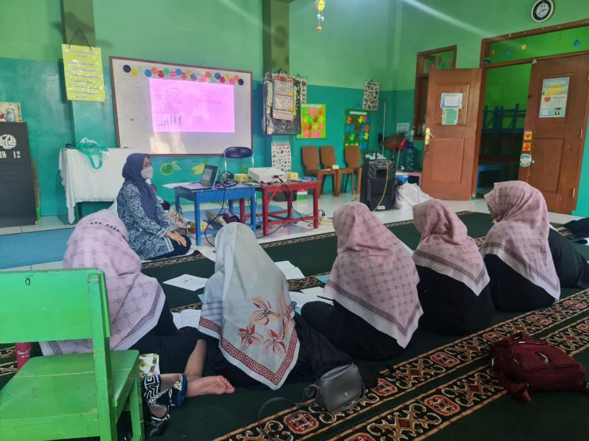 Pelatihan bagi Guru PAUD AL-Hikmah di Sukajadi Bandung.