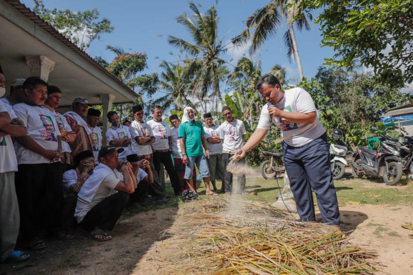 Pelatihan bagi masyarakat Desa Girimulyo, Kecamatan Gedangan, Kabupaten Malang, Jawa Timur, tentang pembuatan pakan ternak fermentasi untuk hewan domba dan kambing.