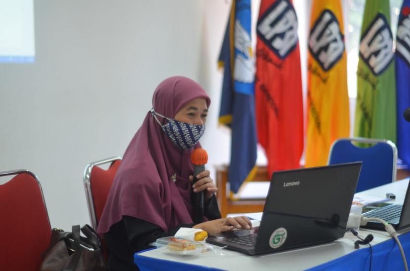 Pelatihan bagi UMKM binaan yang dilaksanakan di kampus Politeknik LP3I menghadirkan Siti Nur Maftuhah, S.T.P., M.T. (Fasilitator Daerah BPOM BIG Indonesia) dengan materi “Pelatihan Praktik Pengajuan BPOM”. 