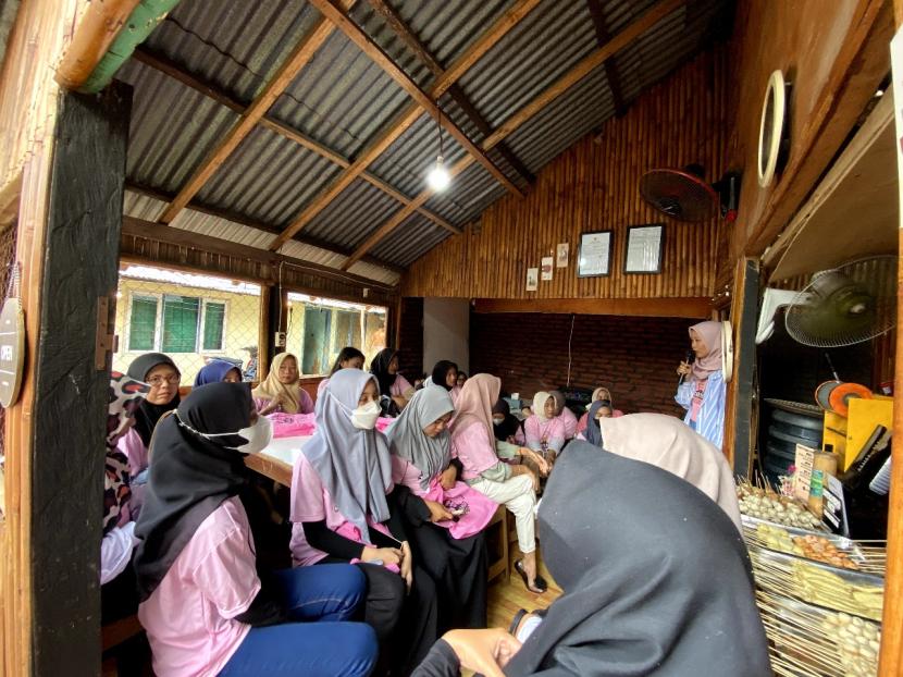 Pelatihan belajar usaha angkringan bersama para perempuan milenial di Lampung Utara.