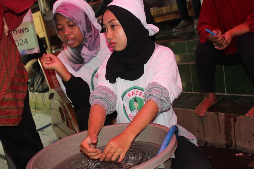 Pelatihan bercocok tanam dengan teknik hidroponik bersama jemaah Majelis Taklim Pucang di Desa Srebegan, Kecamatan Ceper, Kabupaten Klaten, Jawa Tengah.