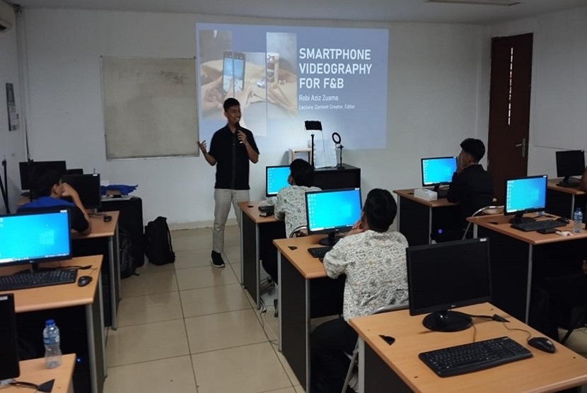 Pelatihan bidang teknologi informasi-multimedia bertajuk Workshop Digital Kreatif dengan tema Explore Your Creativity, berlangsung Kamis, 2 Mei 2024 sukses dilaksanakan di Lab Komputer Universitas BSI kampus Dewi Sartika B.