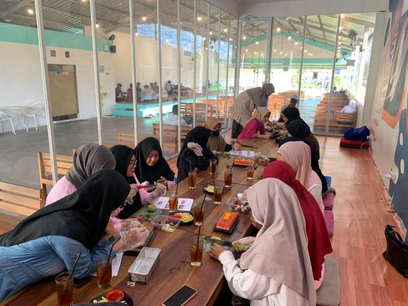 Pelatihan cara membuat puding hias kepada perempuan milenial di Bento Kopi UMY, Kecamatan Kasihan, Kabupaten Bantul, Daerah Istimewa Yogyakarta (DIY).