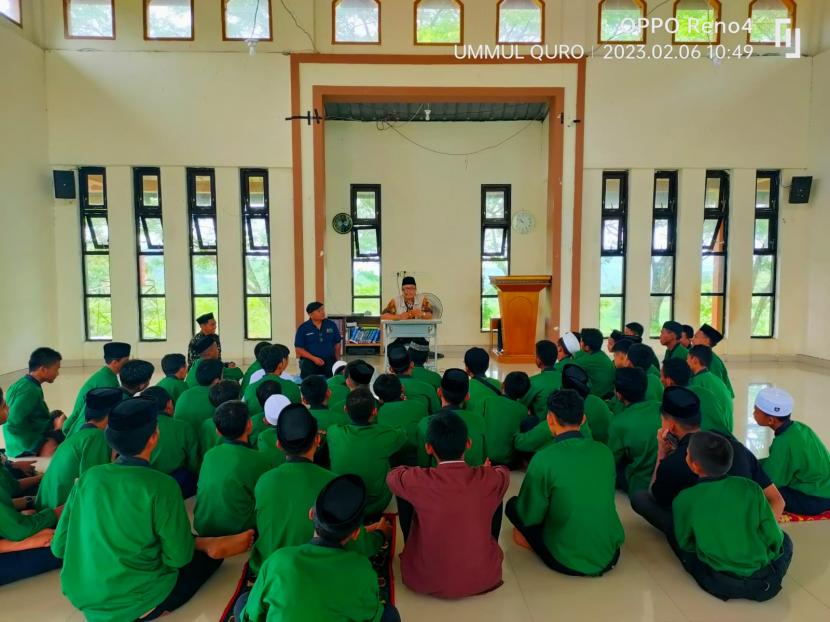 Pelatihan dan motivasi penulisan santri tahfizh putra Ponpes Hidayatullah Tompobulu, Pucak, Maros, Senin (6/2/2023).