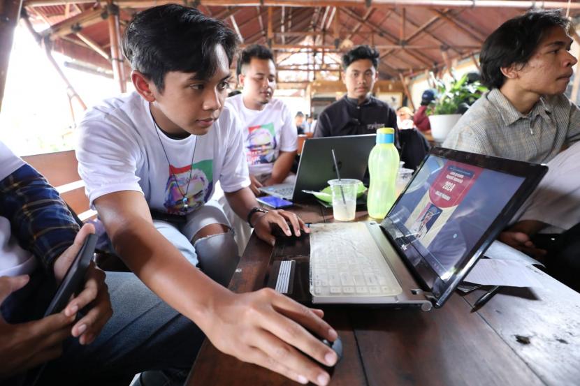 Pelatihan Desain Grafis untuk Generasi Muda Melek Digit, di Warung Kopi Tani, Kecamatan Dau, Kabupaten Malang, Jawa Timur. 
