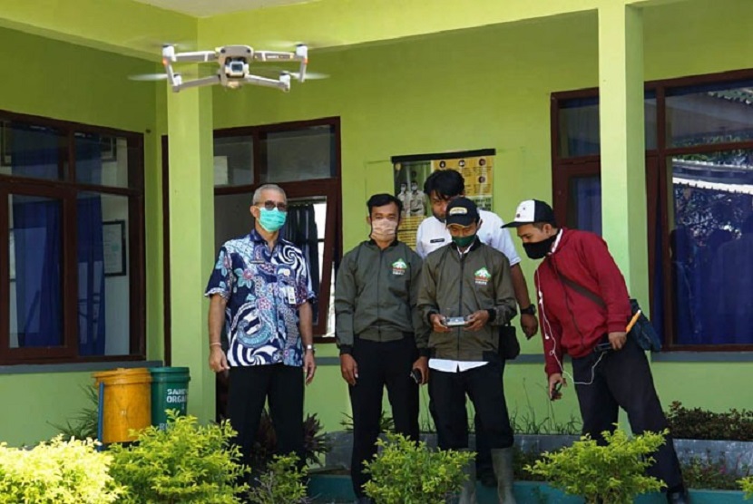 Pelatihan drone didampingi Kabid I Wayan Ediana (batik biru) di halaman kantor BPP Gebang