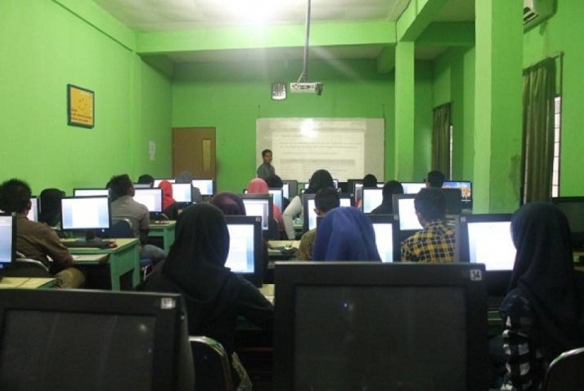 Pelatihan gratis pengenalan komputer kepada para siswa SMA di kota Langsa yang diadakan LP3I