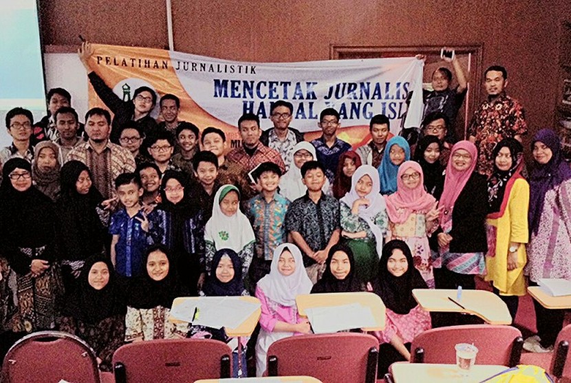 Pelatihan jurnalistik Al Azhar Kelapa Gading