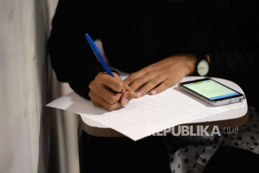 Pelatihan Jurnalistik Online. Peserta mengikuti Pelatihan Jurnalisme Online bagi pelajar dan mahasiswa di kantor Republika, Jakarta, Sabtu (11/8).