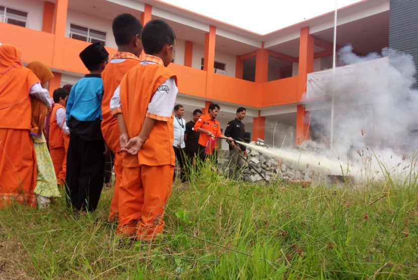 Pelatihan Kegawatdaruratan Rumah Zakat. Rumah Zakat memberikan pelatihan kegawatdaruratan kepada para siswa SD Juara Surabaya.