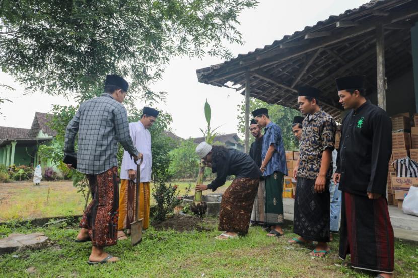Pelatihan ketahanan pangan di Pondok Pesantren Al Falah Mojosari, Desa Karangtalun, Kecamatan Kras, Kabupaten Kediri, Jawa Timur,  akhir pekan kemarin. 