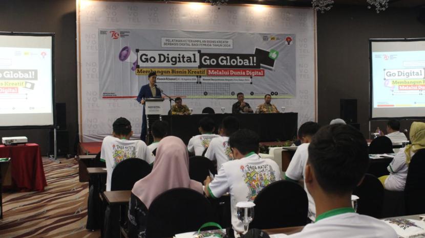 Pelatihan Keterampilan Bisnis Kreatif Berbasis Digital bagi Pemuda Tahun 2024. Mengusung tema Go Digital, Go Global: Membangun Bisnis Kreatif Melalui Dunia Digital, pelatihan ini berlangsung pada 29-30 Agustus 2024, di Hotel Novotel Banjarmasin Airport, Banjarbaru, Kalimantan Selatan. 