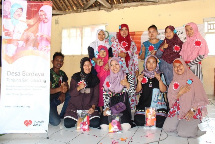 Pelatihan keterampilan ibu-ibu di Kampung Ketawa, Kabupaten Bekasi, Jawa Barat.