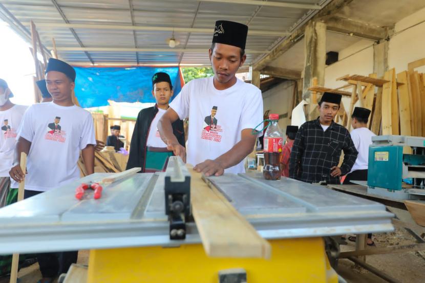 Pelatihan kewirausahaan berupa kerajinan tangan dari kayu untuk santri di Pondok Pesantren Putri Al Amin Hudatul Muna, Desa Brotonegaran, Kabupaten Ponorogo.