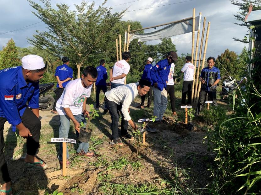 Pelatihan kewirausahaan serta menanam bibit pohon bersama komunitas pemuda di Hulu Sungai Tengah, Kalsel. 