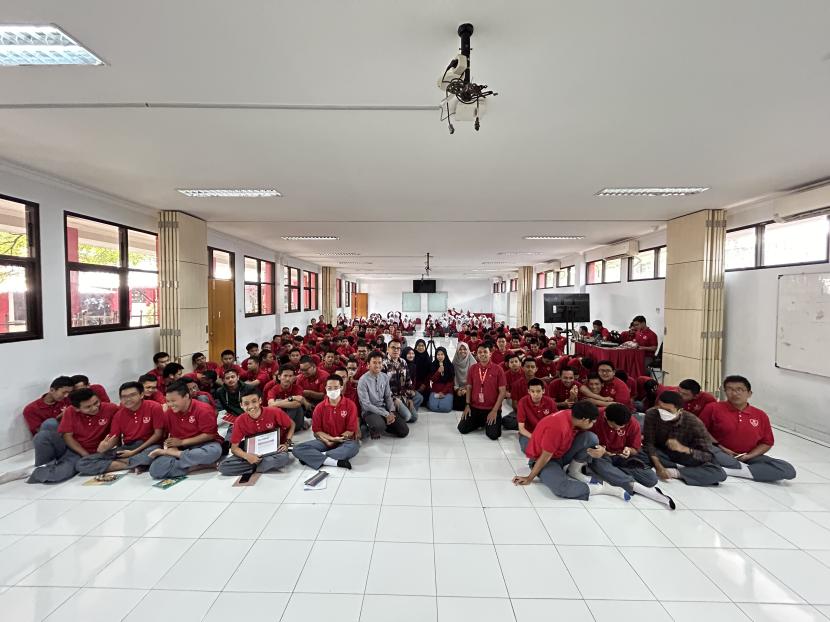 Pelatihan Literasi Digital untuk Generasi Z di Kampus SMK Telkom Bandung,
