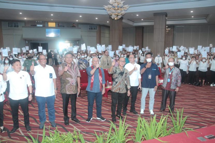 Pelatihan Literasi Keuangan dan Pembuatan Nomor Induk Berusaha (NIB) bertempat di Hotel Aryaduta Manado yang diikuti oleh 600 Nasabah Mekaar bekerja sama dengan Garda Transfumi (Transfirmasi Formal Usaha Mikro). 
