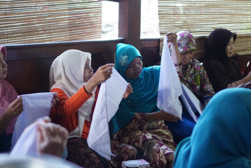 Pelatihan medis kepada ibu-ibu di Dusun Nanggulan, Kelurahan  Maguwoharjo, Kecamatan Depok, Kabupaten Sleman, DIY. 