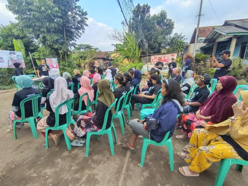 Pelatihan memasak asinan bagi ibu-ibu di kawasan Kabupaten Bogor, Jawa Barat.
