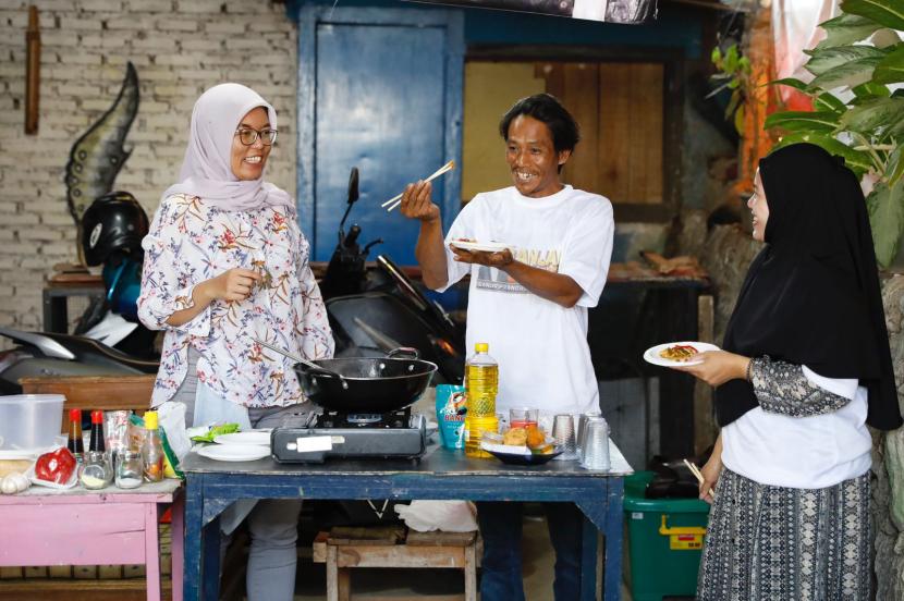pelatihan memasak Japanese food bagi kaum milenial dan ibu-ibu di Desa Cimekar, Kecamatan Cileunyi, Kabupaten Bandung, Jawa Barat. 