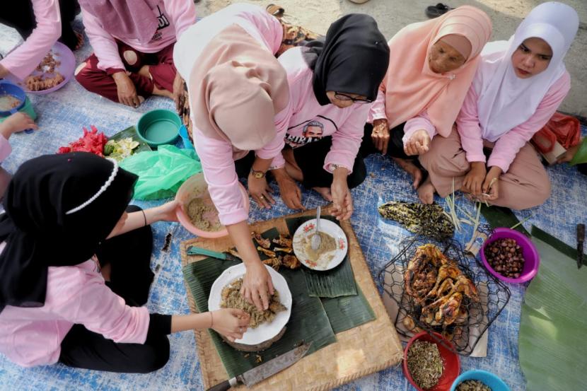 Pelatihan memasak makanan adat khas Simalungun, Dayok Nabinatur. Kegiatan tersebut dilangsungkan di daerah Sarimatondang, Kecamatan Sidamanik, Kabupaten Simalungun, Sumut. 