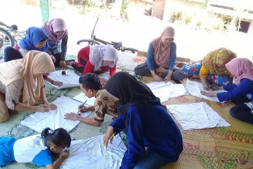 Pelatihan membatik kepada ibu-ibu di pesisir Pantai Indrayanti. Pelatihan diberikan Tim PKM Universitas Negeri Yogyakarta (UNY). 