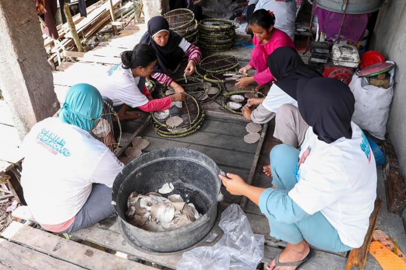 Pelatihan membuat Kelempang di Kelurahan Keramasan, Kecamatan Kertapati, Kota Palembang, Provinsi Sumatra Selatan (Sumsel). 