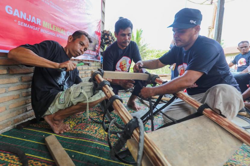 Pelatihan membuat keranjang untuk kelapa sawit di Desa Lobuhala Kecamatan Kualuh Selatan Kabupaten Labuhanbatu Utara, Sumut.