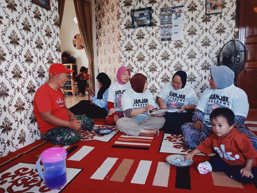 pelatihan membuat kue klepon ubi bersama ibu-ibu yang berada di Desa Manunggal Jaya, Kecamatan Tenggarong Seberang, Kabupaten Kutai Kartanegara, Kalimantan Timur.