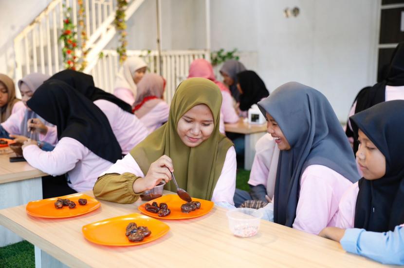Pelatihan membuat kue lebaran Sky Garden Caffee, Kabupaten Pandeglang, Banten, Kamis (13/4/2023).