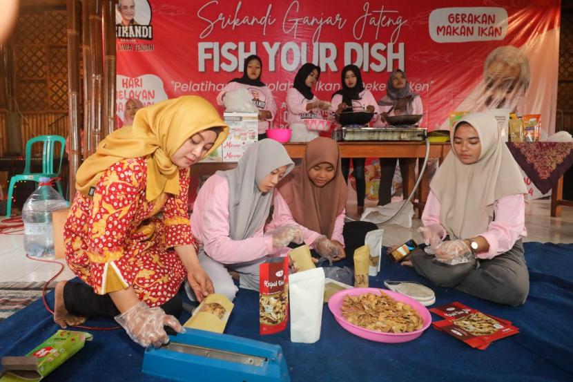 Pelatihan membuat makanan olahan ikan bersama perempuan milenial, di Kecamatan Kaliori, Kabupaten Rembang, Jawa Tengah.