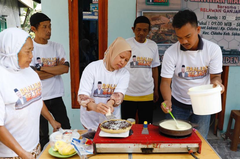 Pelatihan membuat martabak bagi warga di Kampung Babakan, Kelurahan Cicurug, Kecamatan Cicurug, Kabupaten Sukabumi, Jawa Barat. 