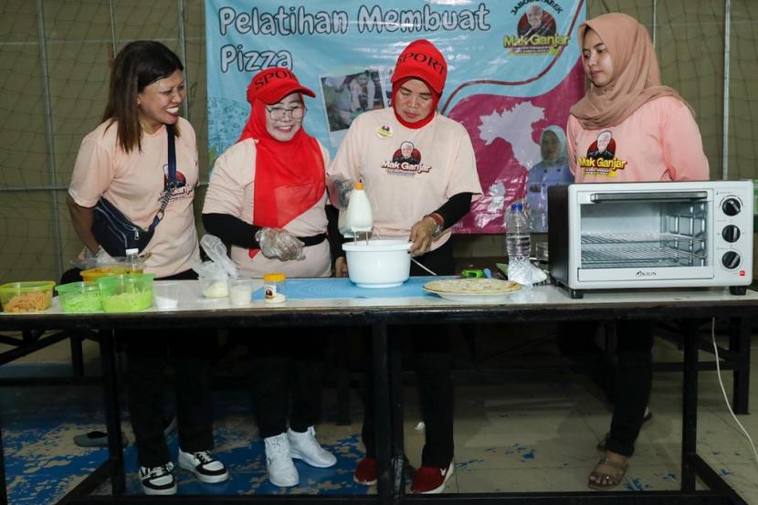 pelatihan membuat piza di kawasan Jl. Raya Jatiwaringin, Kelurahan Jatiwaringin, Kecamatan Pondok Gede, Kota Bekasi, Jawa Barat, Rabu (19/7/23). 