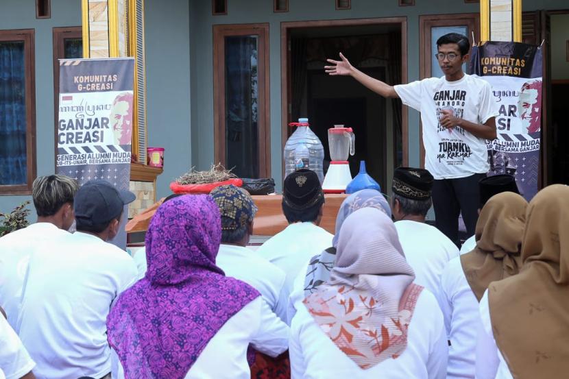 Pelatihan membuat pupuk hayati untuk membudidayakan cabai bagi sejumlah petani di Dusun Gedangan Kulon, Desa Gedangan, Kecamatan Gedangan, Kabupaten Malang, Jatim. 