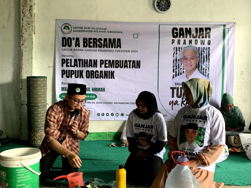 Pelatihan membuat pupuk organik dari sampah rumah tangga bareng masyarakat yang berada di Desa Cihowe Kecamatan Ciseeng, Kabupaten Bogor, Jawa Barat. 