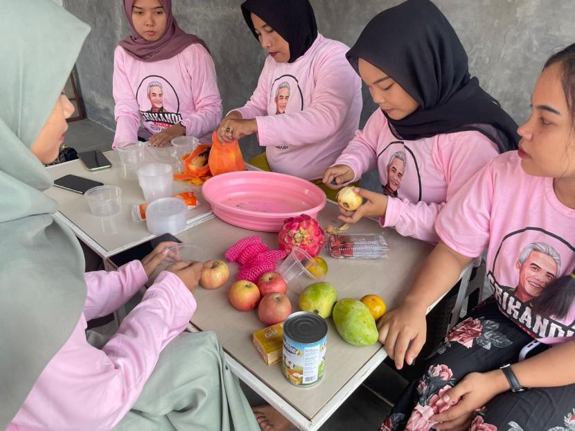Pelatihan membuat salad buah bersama milenial di Kabupaten Banyuasin, Sumatra Selatan. 