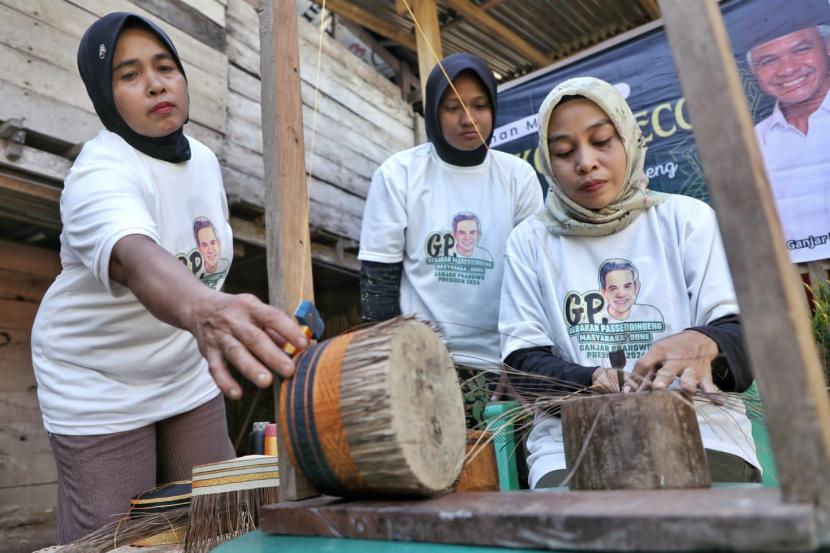 Pelatihan membuat Songkok Recca diselenggarakan di Desa Tanete Harapan, Kecamatan Cina, Kabupaten Bone, Sulawesi Selatan. 