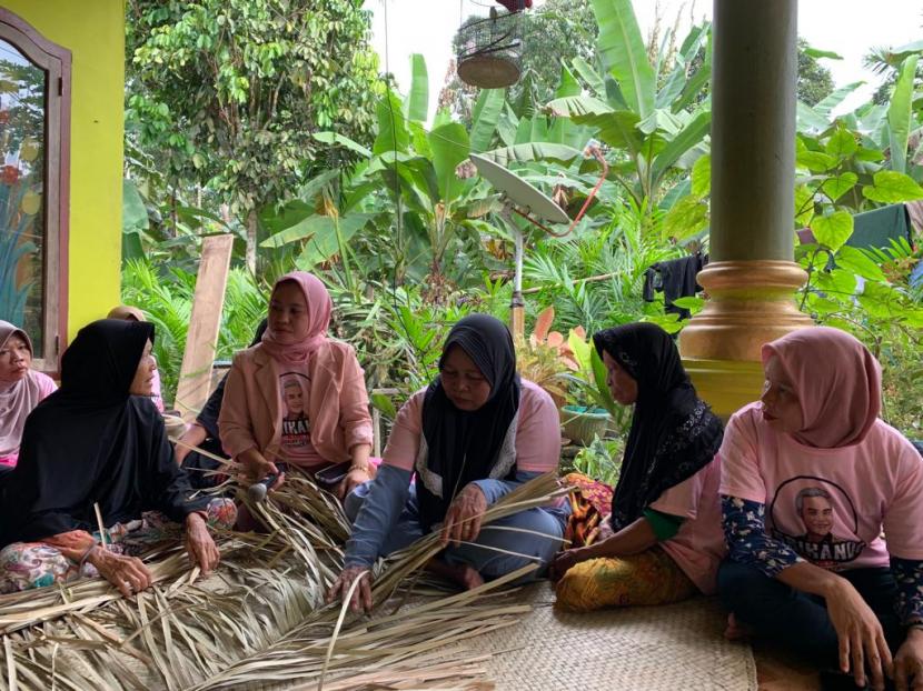 Pelatihan membuat tikar pandan di Desa Puding, Kabupaten Muaro Jambi, Provinsi Jambi. 