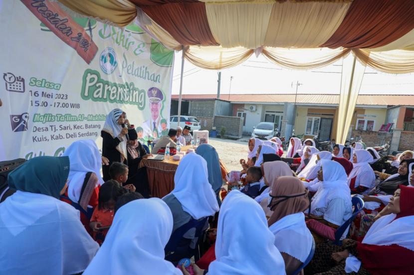 Pelatihan parenting cara mendidik dan merawat anak sejak dari kandungan hingga dewasa kepada ibu-ibu Majelis Taklim Al Mukhlisin di Kecamatan Batang Kuis, Kabupaten Deli Serdang, Sumut. 