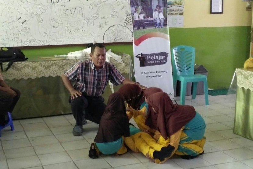 Pelatihan Pelajar Siaga Bencana di Madrasah Ibtidaiyah (MI) Daarul Aitam, Plaju, Palembang..