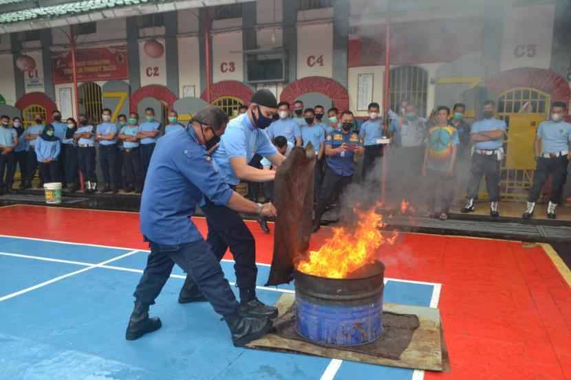 Pelatihan pemadaman kobaran api di Lapas Kelas IIB Sukabumi, Selasa (14/9)