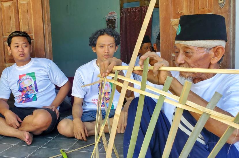Pelatihan pemanfaatan bambu bersama Majelis Taklim Ar Rahmad di Desa Tegalarum, Bendo, Magetan, Jawa Timur. 