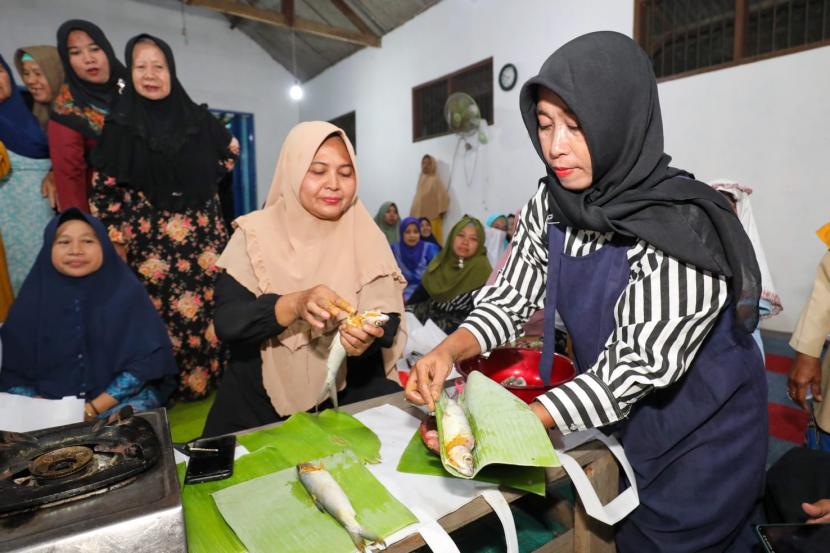 Pelatihan pemanfaatan hasil perikanan di Desa Banjaragung, Kecamatan Puri, Kabupaten Mojokoerto, Jawa Timur. 