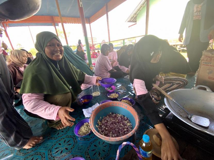 Pelatihan pembuatan abon ikan gabus di Desa Manuntung, Kecamatan dadahup, Kabupaten Kapuas, Kalteng.