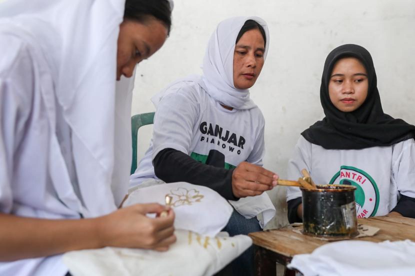 Pelatihan pembuatan batik tulis untuk perempuan yang digelar di Majelis Amanatul Muslimah, Jalan Donowati Gang Sekolahan No 11, Kelurahan Sukomanunggal, Kecamatan Sukomanunggal, Kota Surabaya, Jatim. 
