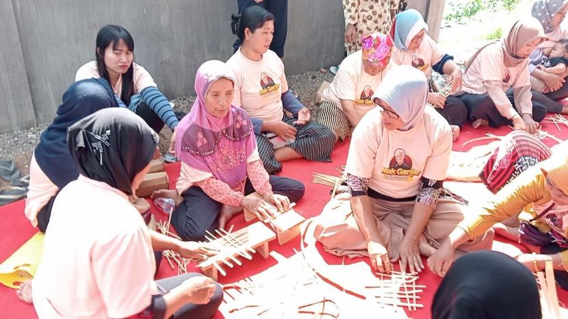 Pelatihan pembuatan besek ikan di Desa Sumberberas, Kecamatan Muncar, Banyuwangi, Jawa Timur, Jumat (30/6/2023). 