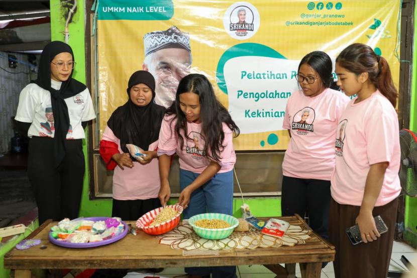 Pelatihan pembuatan dan pengolahan tempe kepada warga di Kelurahan Jati, Kecamatan Pulogadung, Kota Jakarta Timur, Daerah Khusus Ibukota (DKI) Jakarta.